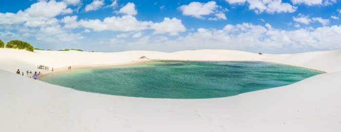 Посетители наслаждаются ароматными водами в Ленсойс-Мараньенсис. (Luis War/Shutterstock)