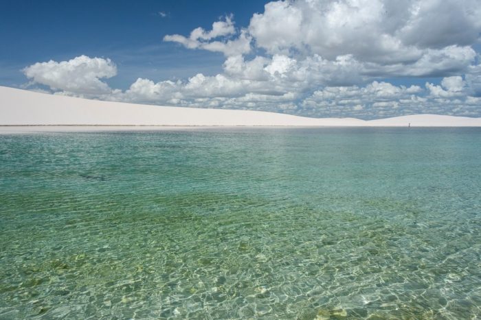 В Ленсойс-Мараньенсис кристально чистые воды создают сюрреалистическое зрелище на фоне песчаных дюн, похожих на пустыню. (vitormarigo/Shutterstock)