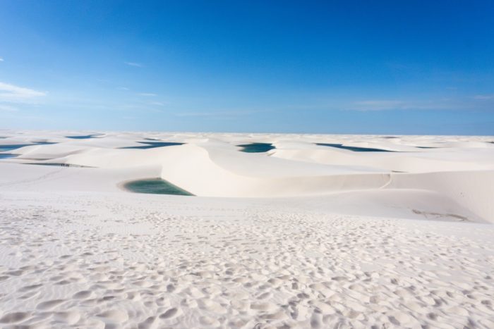 Лагуны среди песчаных дюн вдалеке в Ленсойс-Мараньенсис. (FELIPE TAVARES/Shutterstock)