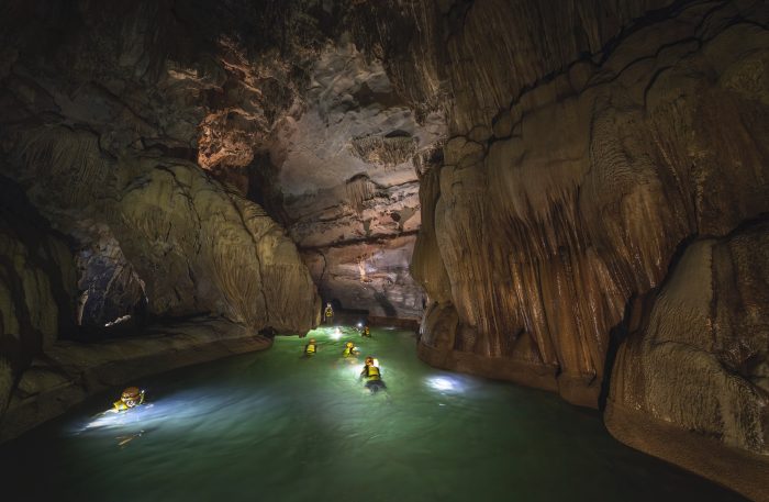 Любители приключений плывут в пещере Тхунг. (Courtesy of Nguyen Hai via Jungle Boss Tours)