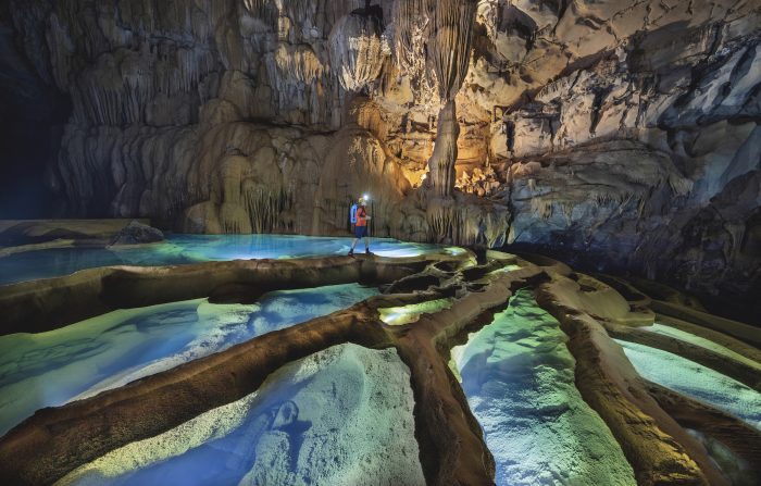 Путешественник гуляет среди великолепных водоёмов. (Courtesy of Nguyen Hai via Jungle Boss Tours)