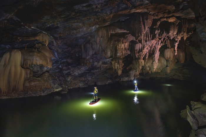 Исследователи в пещере Трон. (Courtesy of Nguyen Hai via Jungle Boss Tours)