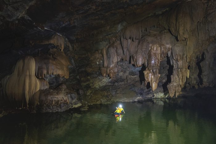 Лодочники исследуют пещеру Трон. (Courtesy of Cao Ky Nhan via Jungle Boss Tours)