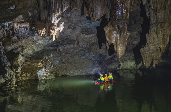 Посетители на лодках внутри пещеры Трон. (Courtesy of Nguyen Hai via Jungle Boss Tours)