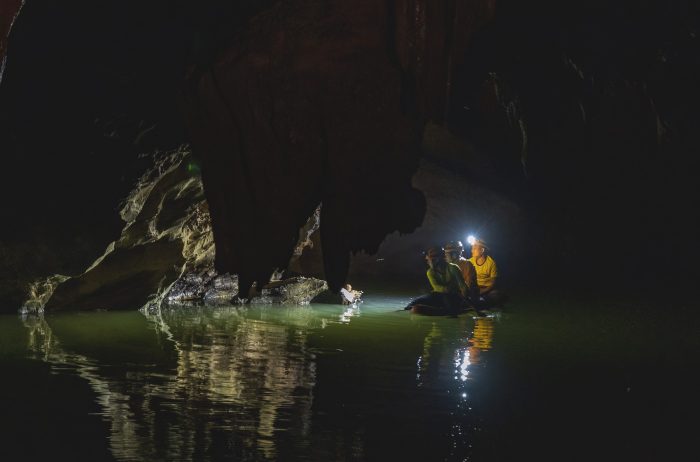 Исследователи среди геологических чудес в пещере Трон. (Courtesy of Nguyen Hai via Jungle Boss Tours)