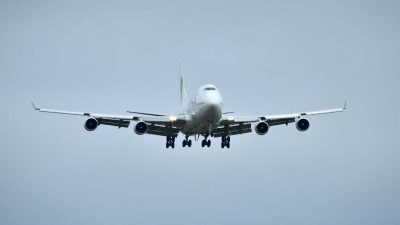 Рейс с пассажирами из Китая перед посадкой на RAF Brize Norton около Оксфорда, Великобритания, 31 января 2020 года. (DylanMartinez/Reuters)
