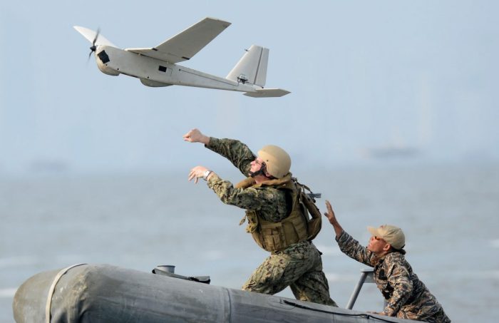 Военнослужащие ВМС США из Филиппин запускают беспилотный летательный аппарат (БПЛА) со скоростного катера к западу от Манилы в рамках совместных учений 28 июня 2013 года. Ежегодные учения проходили у западного побережья главного острова Филиппин Лусон, недалеко от отмели Скарборо, которая, по утверждению Китая, принадлежит ему. (Ted Aljibe/AFP/Getty Images)