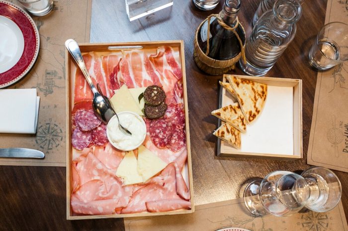 Вяленое мясо, сыры и хлеб пьядина в Osteria Passatelli в Равенне, Италия. (Channaly Philipp/Epoch Times)