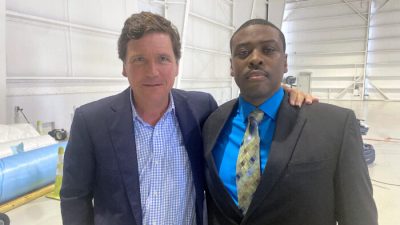 Ведущий Fox News Такер Карлсон и бывший лейтенант полиции Капитолия США Тарик Джонсон во время записи шоу «Такер Карлсон сегодня вечером» во Флориде 3 марта 2023 года. (Photo courtesy of Tarik Johnson)
