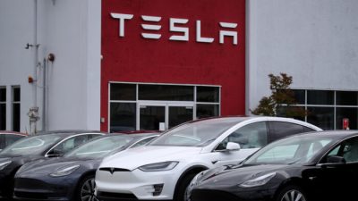 Автомобили Tesla припаркованы перед выставочным залом и сервисным центром Tesla в Берлингейме, Калифорния, 20 мая 2019 года. (Justin Sullivan/Getty Images)
