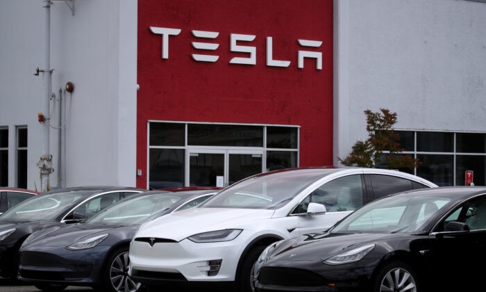 Автомобили Tesla припаркованы перед выставочным залом и сервисным центром Tesla в Берлингейме, Калифорния, 20 мая 2019 года. (Justin Sullivan/Getty Images)
