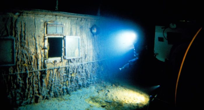 Исследователи изучают палубную переборку. (Courtesy of WHOI Archives /©Woods Hole Oceanographic Institution)