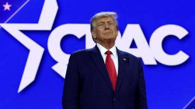 Бывший президент Дональд Трамп прибывает для выступления на ежегодной Консервативной конференции политических действий (CPAC) в Национальном конференц-центре Гейлорд в Национальной гавани, штат Мэриленд, 4 марта 2023 года. (Alex Wong/Getty Images)