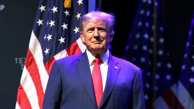 Бывший президент Дональд Трамп прибывает на мероприятие в театр Адлер в Давенпорте, штат Айова, 13 марта 2023 года. (Scott Olson/Getty Images)