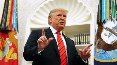 Президент Дональд Трамп делает паузу перед ответом на вопрос репортёра о разоблачении в Белом доме в Вашингтоне 30 сентября 2019 года. (ChipSomodevilla/GettyImages)