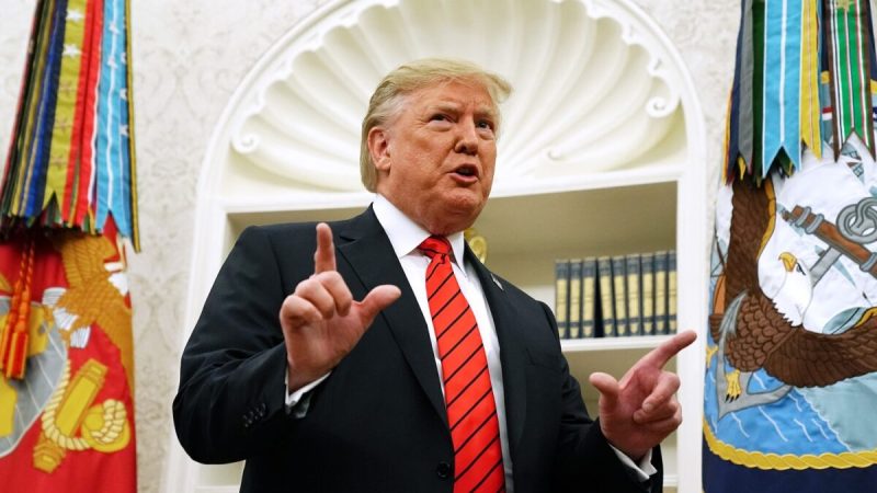 Президент Дональд Трамп делает паузу перед ответом на вопрос репортёра о разоблачении в Белом доме в Вашингтоне 30 сентября 2019 года. (ChipSomodevilla/GettyImages)