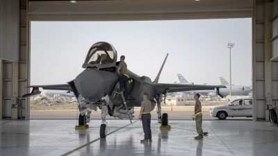Пилот и экипаж истребителя F-35 готовятся к выполнению задания на авиабазе Аль-Дафра в Объединённых Арабских Эмиратах 5 августа 2019 года. (Staff Sgt. Chris Thornbury/U.S. Air Force via AP)