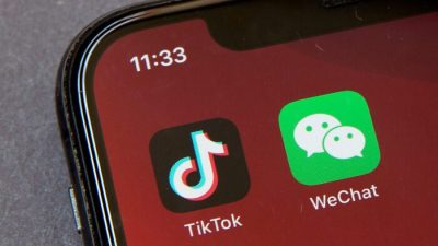 Значки приложений для смартфонов TikTok и WeChat на экране смартфона в Пекине, 7 августа 2020 года. (Mark Schiefelbein/AP Photo)
