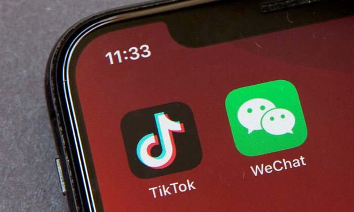 Значки приложений для смартфонов TikTok и WeChat на экране смартфона в Пекине, 7 августа 2020 года. (Mark Schiefelbein/AP Photo)
