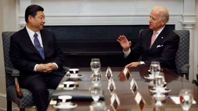 Вице-президент Джо Байден и вице-президент Китая Си Цзиньпин беседуют во время расширенной двусторонней встречи США и Китая в комнате Рузвельта в Белом доме, Вашингтон, 14 февраля 2012 г. (ChipSomodevilla/GettyImages)