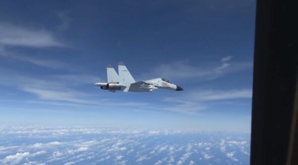 Пилот истребителя J-11 ВМС Народно-освободительной армии Китая совершает небезопасный манёвр во время перехвата самолёта RC-135 ВВС США, который на законных основаниях выполнял обычный полёт над Южно-Китайским морем в международном воздушном пространстве, 21 декабря 2022 г. (U.S. Indo-Pacific Command/Screenshot via The Epoch Times)