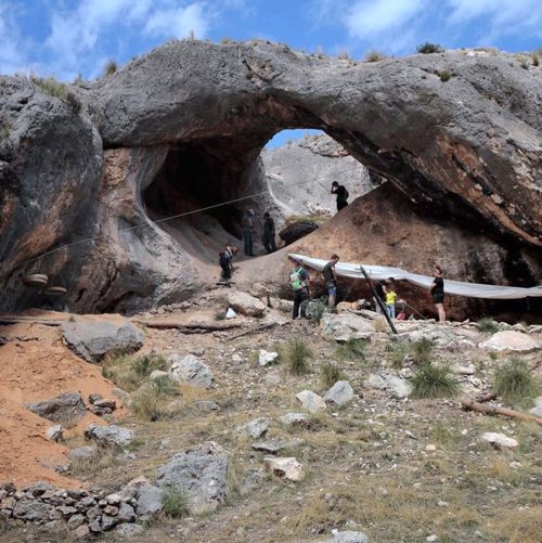 Исследователи недалеко от пещеры Куэва-дель-Арко. (Courtesy of University of Murcia via Ignacio Martín Lerma)