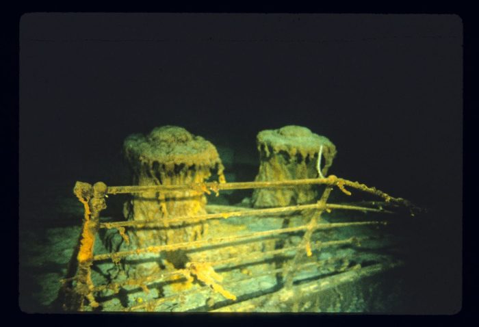 Фрагмент палубы с перилами и шпилями. (Courtesy of WHOI Archives /©Woods Hole Oceanographic Institution)