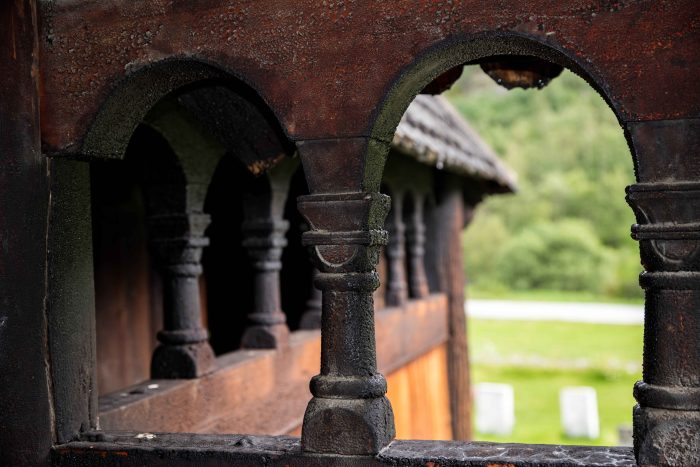 Вид из придела Боргундской деревянной церкви в Норвегии. (sjors evers/Shutterstock)
