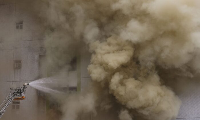 https://www.theepochtimes.com/thousands-evacuated-as-fire-hits-warehouse-in-crowded-hong-kong-district_5146996.html