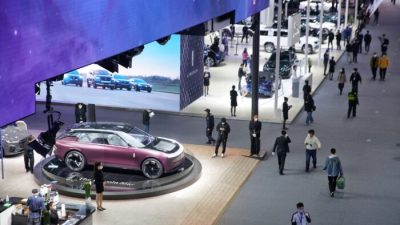 Люди посещают 20-ю Международную автомобильную выставку в Гуанчжоу в день её открытия в Гуанчжоу, провинция Гуандун на юге Китая, 30 декабря 2022 года. (STR/AFP via Getty Images)

