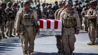 Американские военные несут гроб для военнослужащих, погибших в бою во время операции в международном аэропорту имени Хамида Карзая в Кабуле, Афганистан, 27 августа 2021 года. (U.S. Marine Corps/1st Lt. Mark Andries via Reuters)