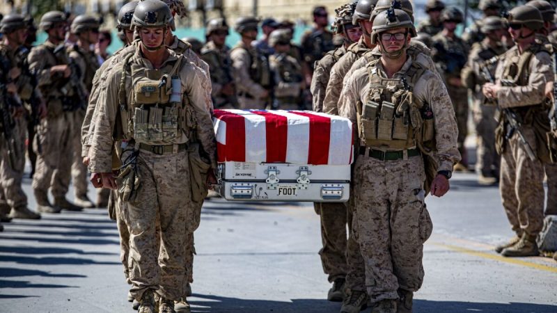 Американские военные несут гроб для военнослужащих, погибших в бою во время операции в международном аэропорту имени Хамида Карзая в Кабуле, Афганистан, 27 августа 2021 года. (U.S. Marine Corps/1st Lt. Mark Andries via Reuters)