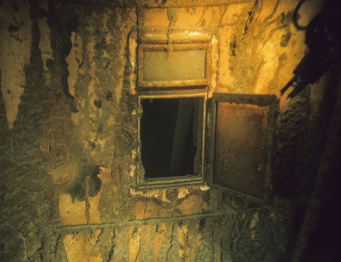 Иллюминатор «Титаника». (Courtesy of WHOI Archives /©Woods Hole Oceanographic Institution)