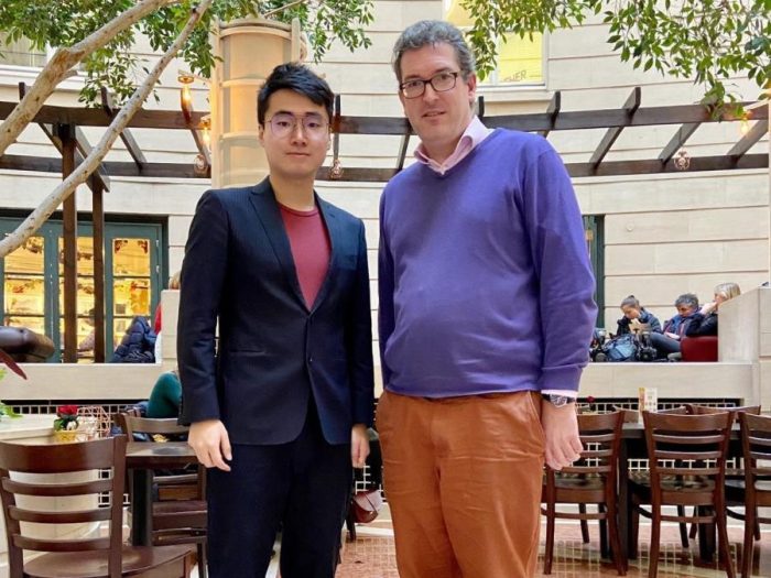 Саймон Чен с Бенедиктом Роджерсом в Лондоне, 20 декабря 2019 года. (Courtesy of Simon Cheng)