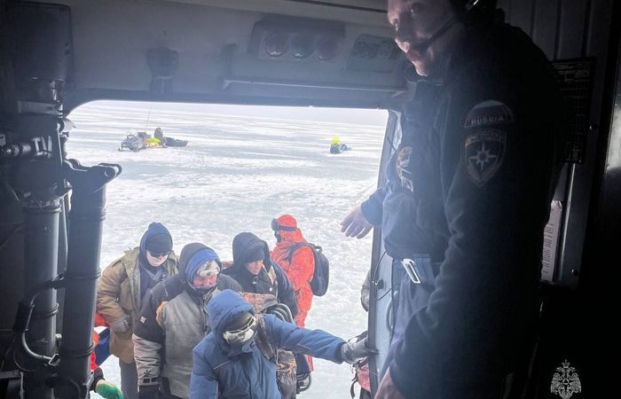 Спасатели сняли 45 рыбаков с дрейфующей льдины в Сахалинской области (видео) 65.mchs.gov.ru/CC BY 4.0