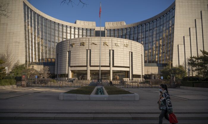 Штаб-квартира Народного банка Китая (НБК) в Пекине 13 декабря 2021 года. (Andrea Verdelli/Bloomberg via Getty Images)
