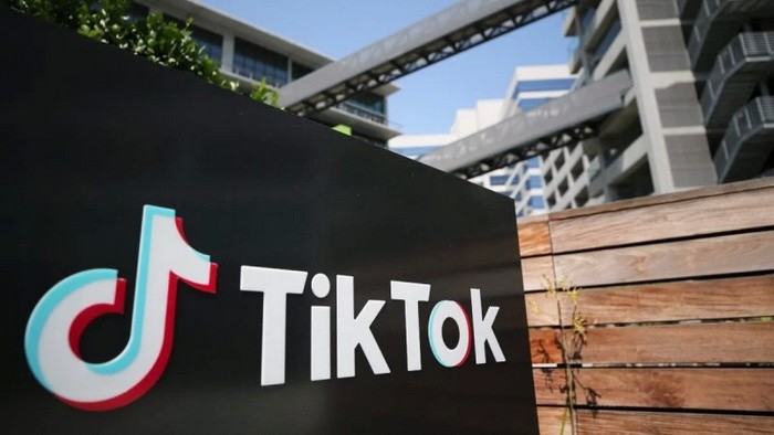 Логотип TikTok отображается возле офиса TikTok 27 августа 2020 года в Калвер-Сити, Калифорния. Фото: Mario Tama/Getty Images