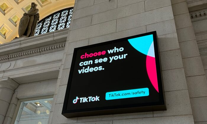 Реклама TikTok на Union Station, Вашингтон, округ Колумбия, 17 февраля 2023 г. (Madalina Vasiliu/The Epoch Times)