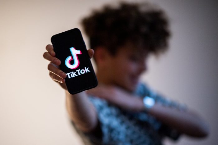 Подросток демонстрирует смартфон с логотипом китайской социальной сети Tik Tok в Нанте, западная Франция, 21 января 2021 года. (Loic Venance/AFP via Getty Images)