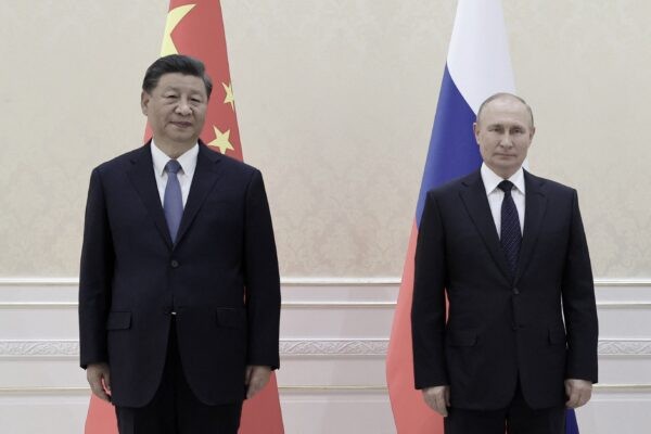Китайский лидер Си Цзиньпин и президент России Владимир Путин на саммите лидеров Шанхайской организации сотрудничества (ШОС). Самарканд, Узбекистан, 15 сентября 2022 года. (Alexandr Demyanchuk/Sputnik/AFP via GettyImages)