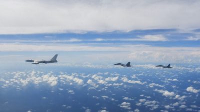 Самолеты команды восточных военно-морских сил Народно-освободительной армии Китая (НОАК) проводят совместные учения по боевой подготовке в районе Тайваня 7 августа 2022 года. (Li Bingyu/Xinhua via AP)