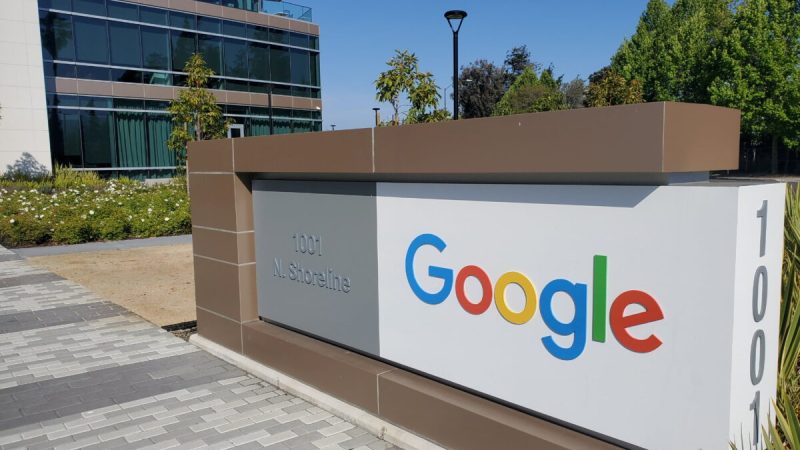 Логотип Google у штаб-квартиры компании в Маунтин-Вью, Калифорния, 8 мая 2019 г. (Paresh Dave/Reuters)