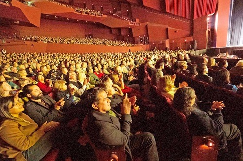 Труппа Shen Yun New Era выступает в переполненном зале (с дополнительными местами) в Центре искусств «Сегерстром» в Коста-Меса, Калифорния, 5 марта. Компания представила семь выступлений в Коста-Меса с 28 февраля по 5 марта, все при полном аншлаге. (The Epoch Times)