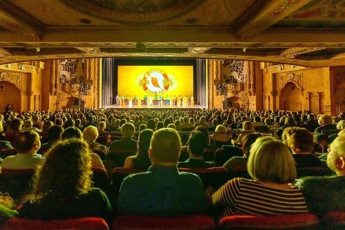 Гастролирующая труппа Shen Yun в переполненном зале Центра исполнительских искусств Coronado в Рокфорде, штат Иллинойс, 1 марта. (The Epoch Times)