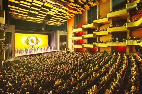 5 марта Shen Yun Touring Company в Мемориальном зале «Клоуза» в Центре искусств Батлера в Индианаполисе, штат Индиана. Компания представила два аншлаговых выступления в Индианаполисе с 4 по 5 марта. (The Epoch Times)
