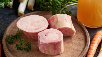 Говяжьи мозговые кости и свежие овощи для приготовления мясного бульона - основного блюда в диете GAPS. (Madeleine Steinbach/Shutterstock)