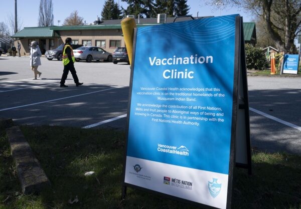 Вывеска клиники вакцинации против COVID-19, управляемой Vancouver Coastal Health в Ричмонде, Британская Колумбия, 10 апреля 2021 года. (The Canadian Press/Jonathan Hayward)