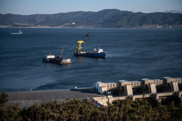 Корабли пришвартованы рядом с плотиной Западного моря, системой дамб, шлюзов и шлюзовых камер, которые перекрывают реку Тэдонг от Жёлтого моря, в Нампхо, Северная Корея, 7 февраля 2019 года. (Carl Court/Getty Images)