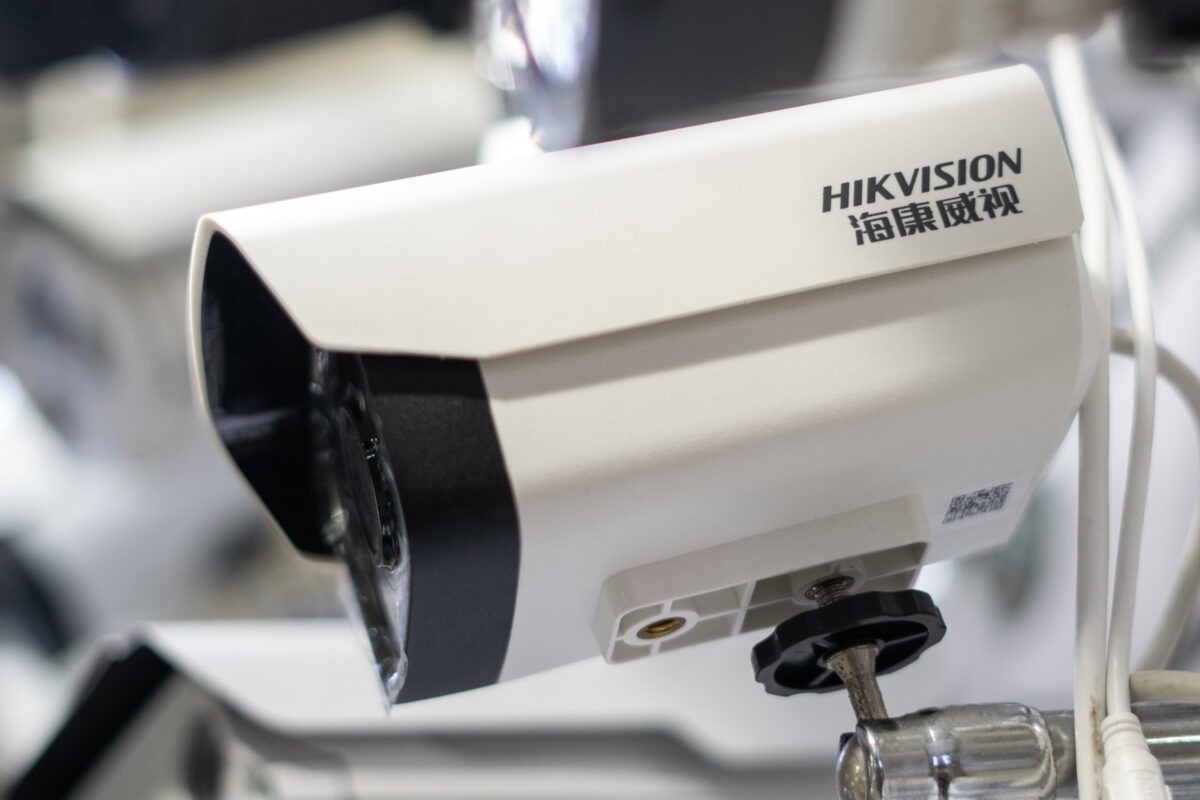 Видеокамера Hikvision в электронном торговом центре в Пекине 24 мая 2019 года. (Fred Dufour/AFP via Getty Images)