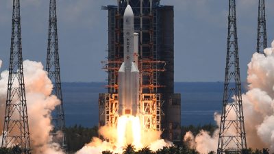 Ракета Long March-5 с марсоходом в рамках миссии Tianwen-1 на Марс взлетает с космодрома Вэньчан в южной китайской провинции Хайнань 23 июля 2020 года. (Noel Celis/AFP via Getty Images)